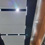 Colortree Wand- und Deckenpaneele in Schwarz mit Metalloptik und integrierter Beleuchtung.