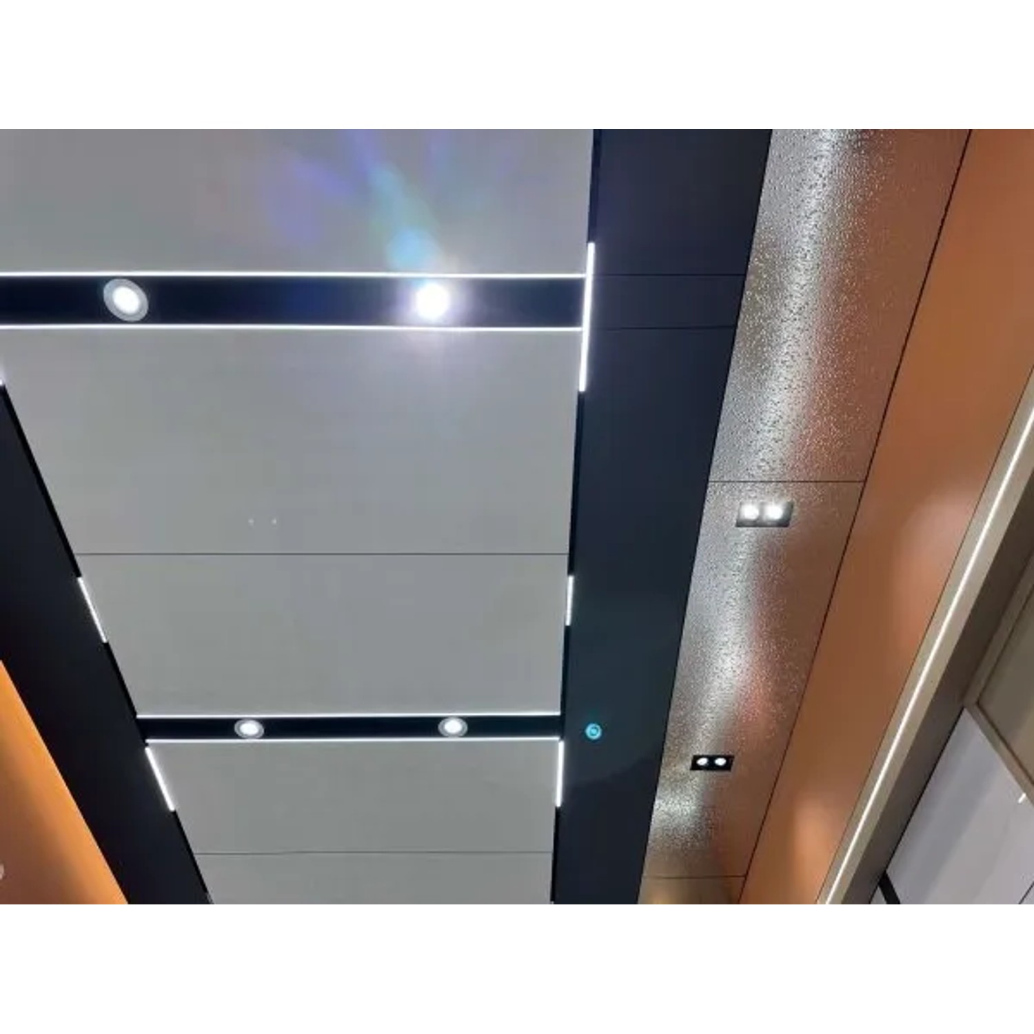 Colortree Wand- und Deckenpaneele in Schwarz mit Metalloptik und integrierter Beleuchtung.