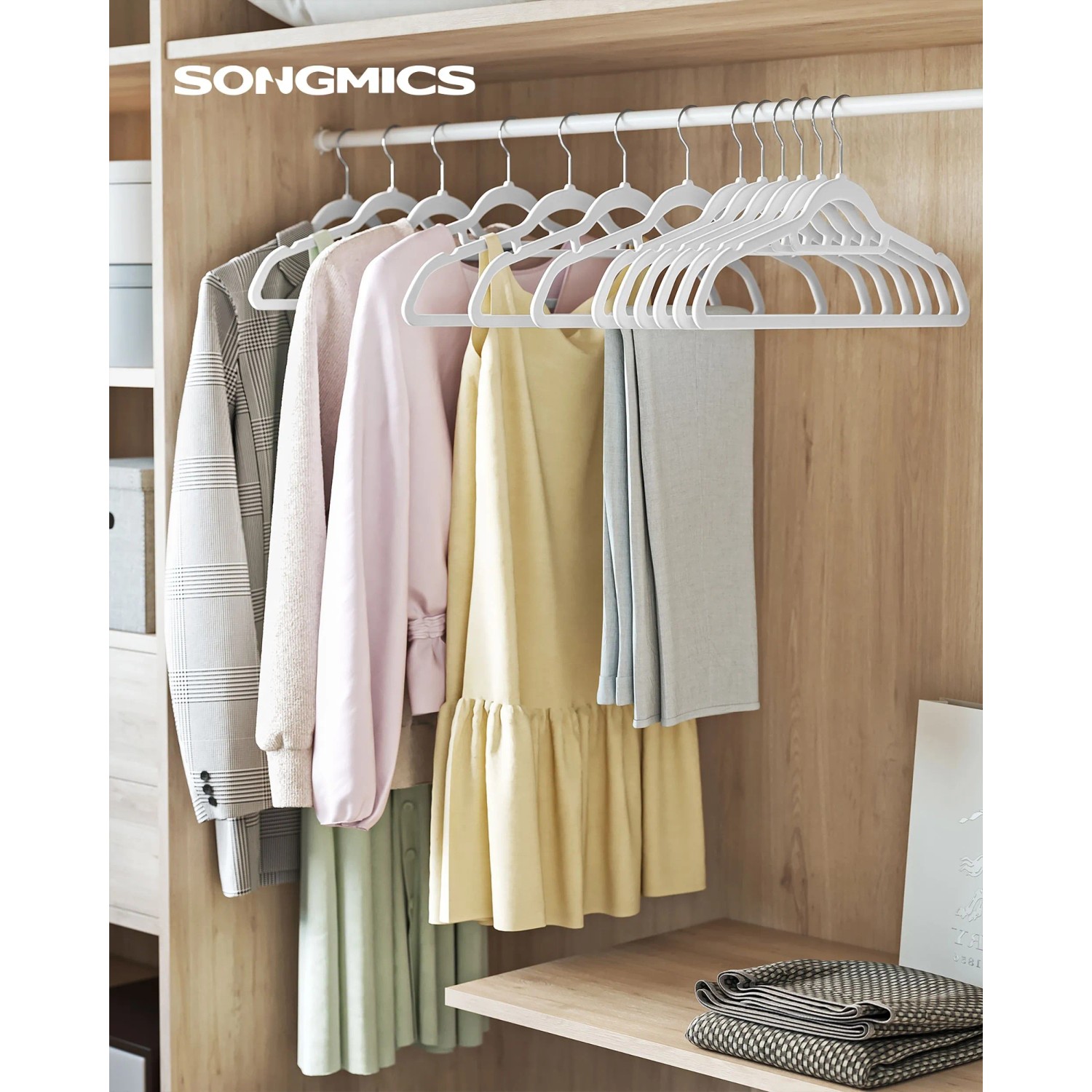 Songmics Kleiderbügel Set, 50-teilig, silber-weiß, Samt, im Kleiderschrank mit Kleidung.