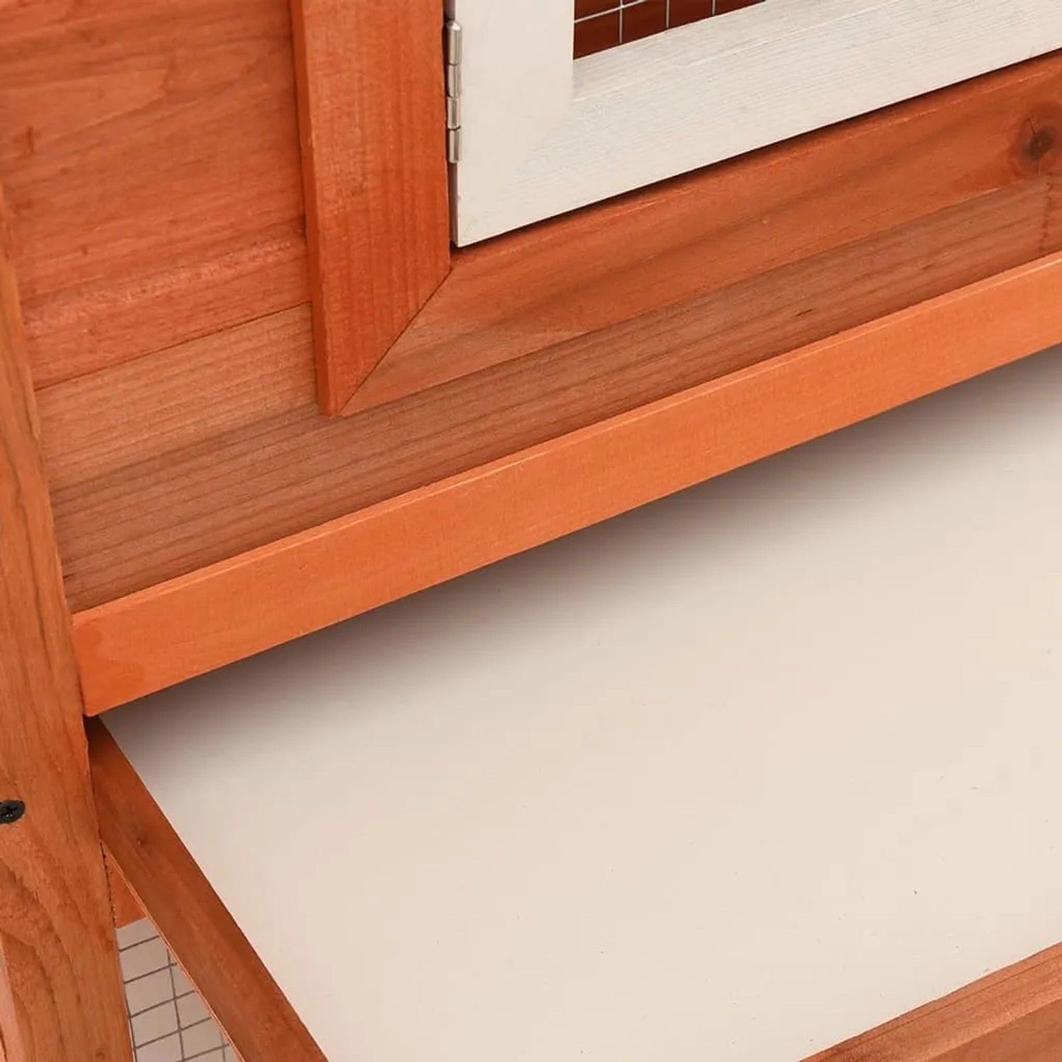 Detailansicht: Großer, zweistöckiger Kaninchenstall aus Holz mit Schublade.