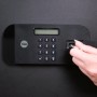 Schwarzer Yale Tresor mit Tastenfeld und Schlüssel wird geöffnet.