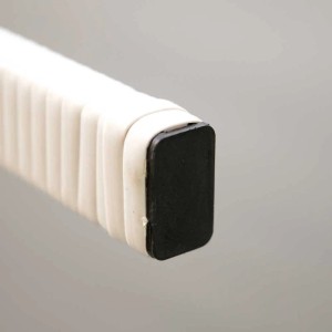 Detailaufnahme: Weißer Polyrattan Pflanzkübel mit Rankgitter, rechteckig.