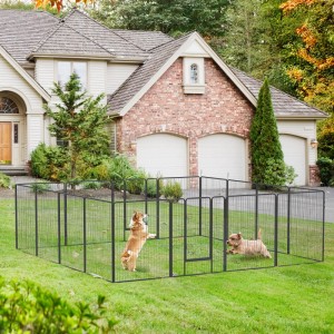 Modulares PawHut DIY Welpengehege aus schwarzem Metall im Garten. Zwei Hunde spielen im großen Freigehege mit Türen.