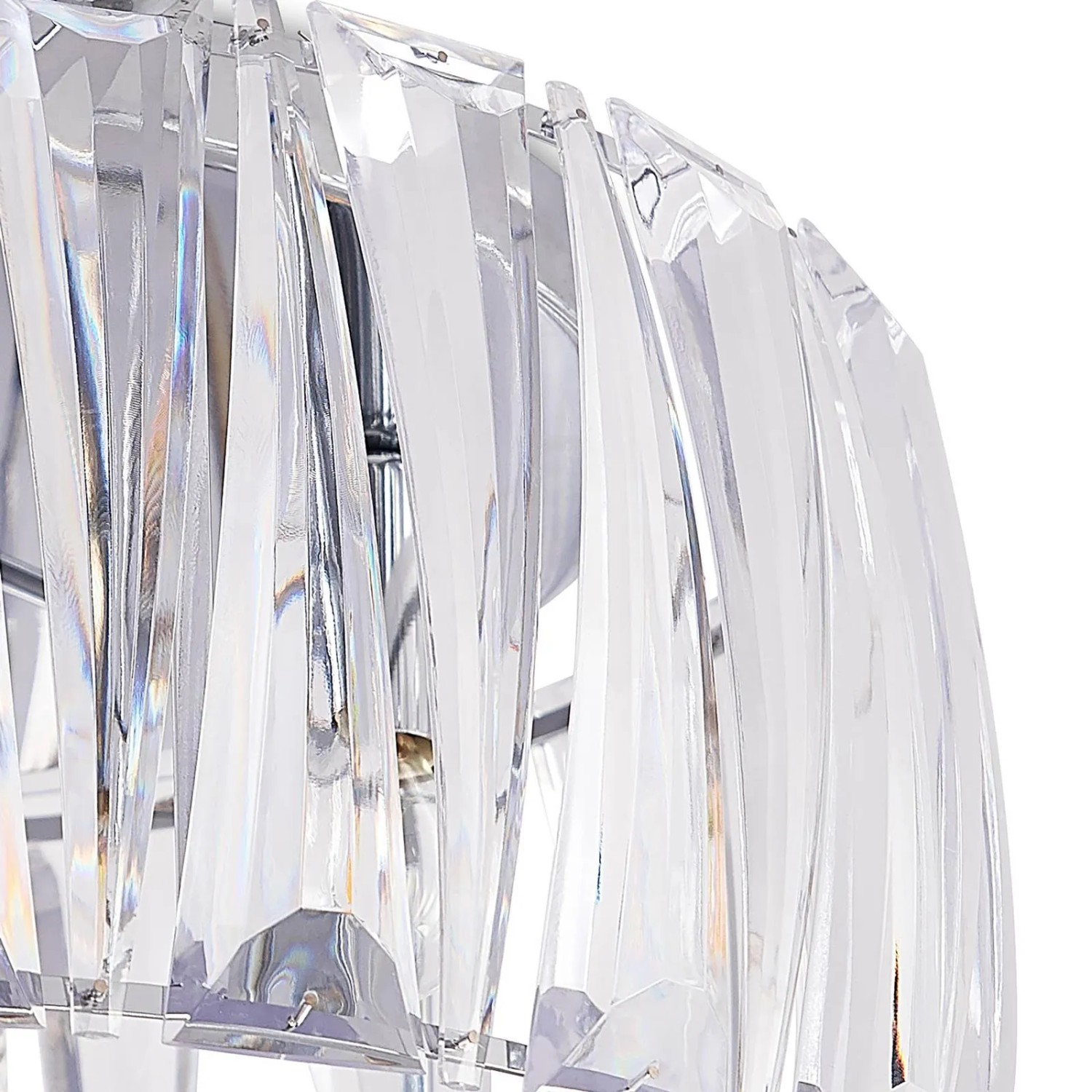 Moderne, transparente Lindby Deckenlampe Sofia mit Acryl-Lampenschirm und Chrom-Details.