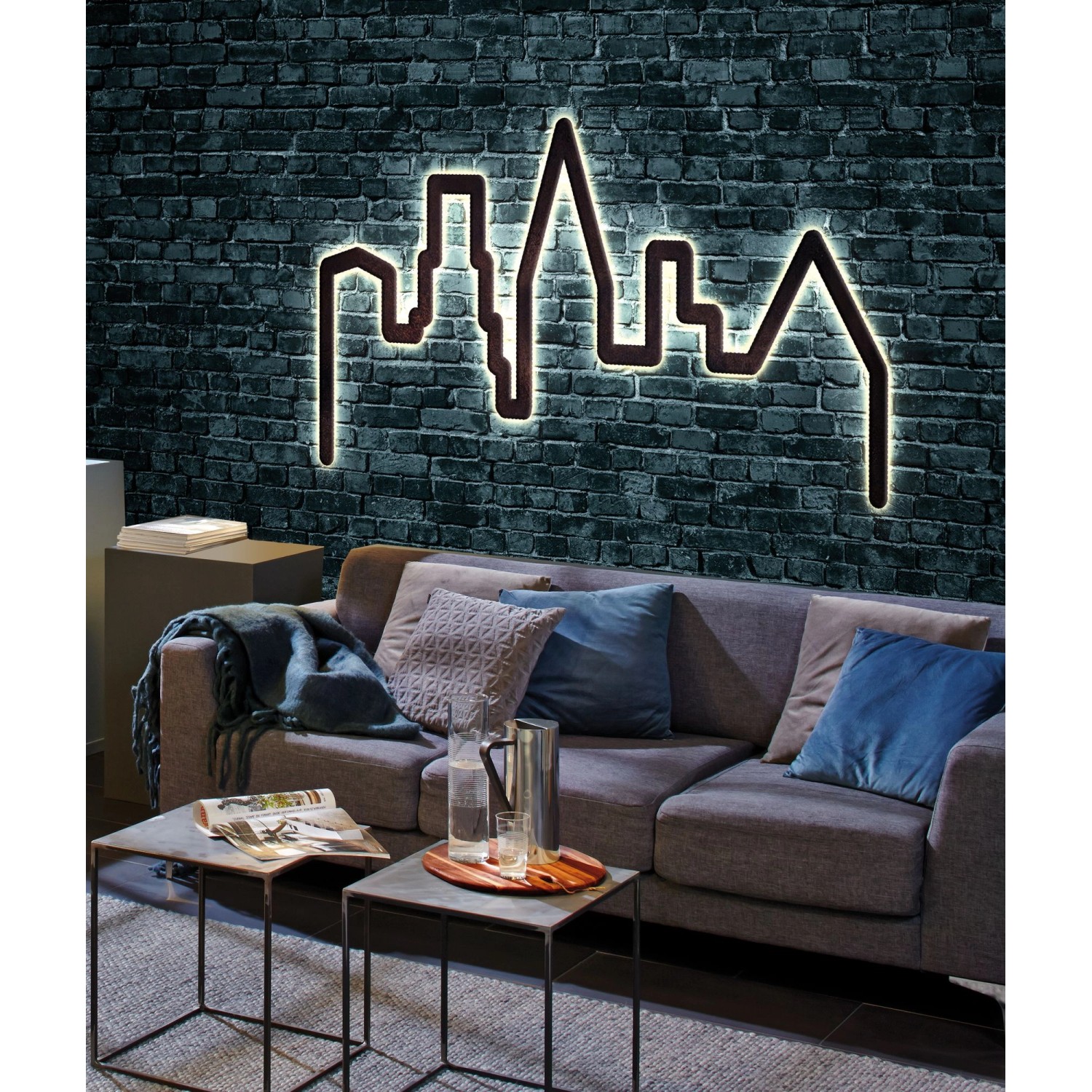 Paulmann FlexLED 3D Basis-Set als leuchtende Skyline an dunkler Ziegelwand.