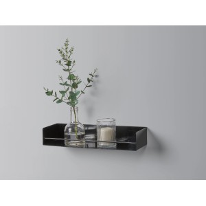 Weißes Metall-Regal Kenn (7x40x12cm) mit Deko an grauer Wand.