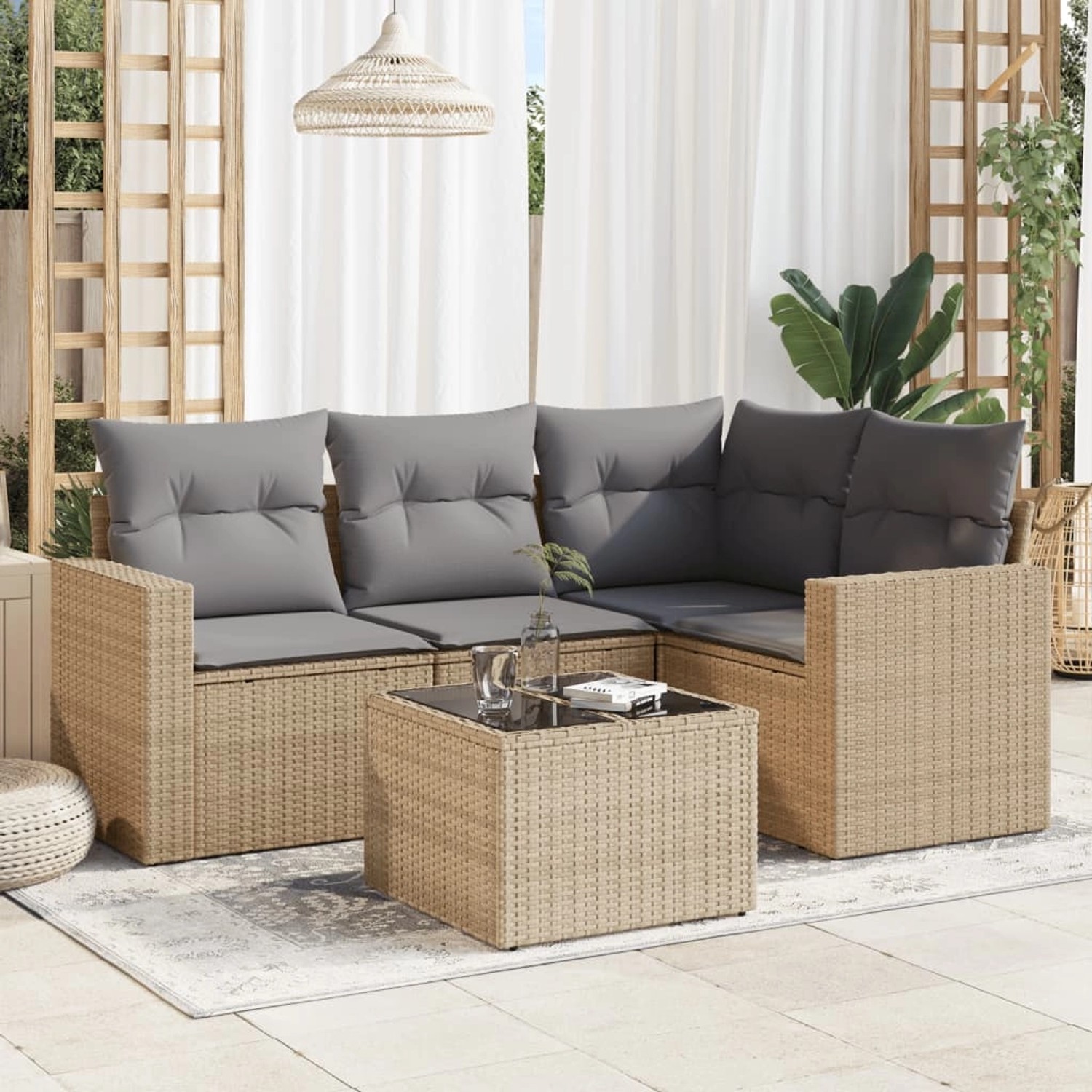 Beige 5-tlg. Garten-Sofagarnitur aus Rattan mit grauen Kissen und Tisch.