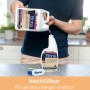Bona Reiniger Nachfüllkanister für geölte Böden wird in Sprühflasche umgefüllt.