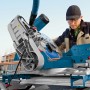 Bosch Professional GCM 12 GDL Kapp- und Gehrungssäge mit Kreissägeblatt im Einsatz.
