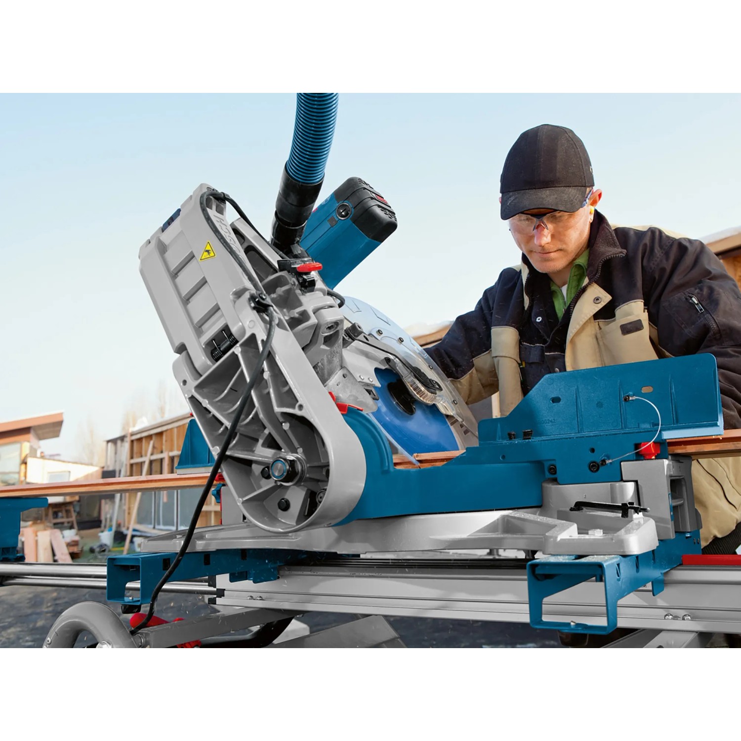Bosch Professional GCM 12 GDL Kapp- und Gehrungssäge mit Kreissägeblatt im Einsatz.