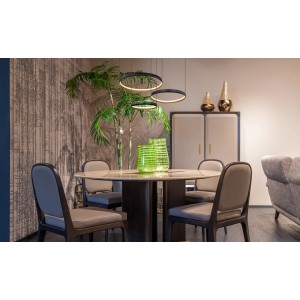 Moderne LED-Pendelleuchte Halli, schwarz matt, mit drei Ringen über einem Esstisch.