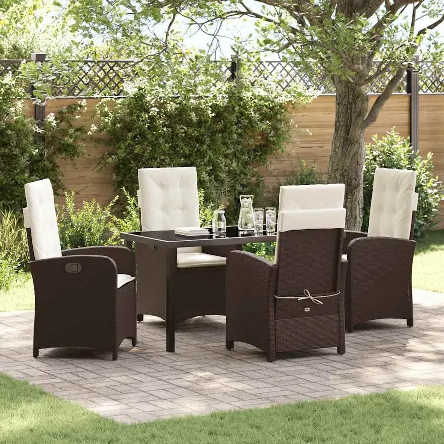 Braune 5-teilige Garten Essgruppe aus Poly Rattan mit Tisch und Stühlen mit verstellbarer Rückenlehne.