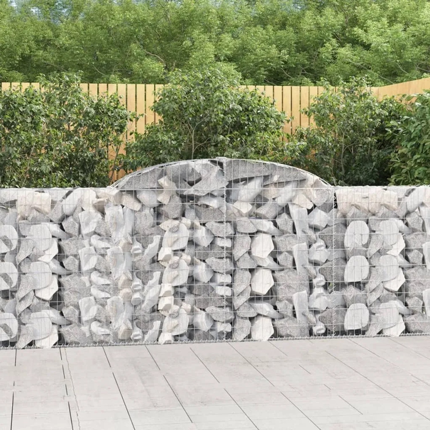 Gabionen-Set mit Hochbogen, 20 Stück, gefüllt mit Steinen als dekorativer Sichtschutz im Garten.