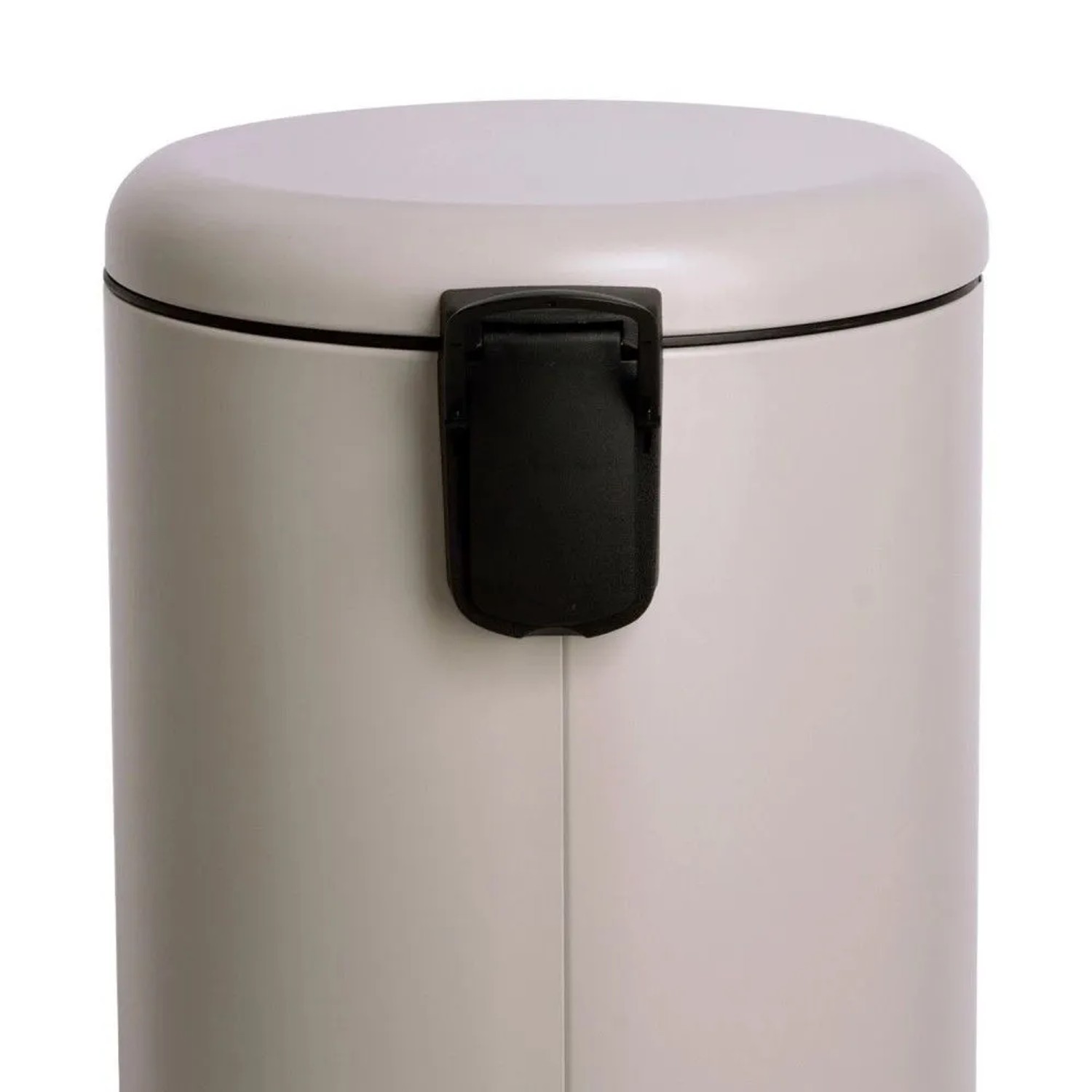 Nahaufnahme des oberen Teils eines runden Svita T30 Treteimers in Taupe mit schwarzem Deckelmechanismus.