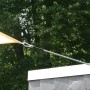 Hellgrauer, elastischer Floracord Spanngurt mit Karabinerhaken zur Sonnensegel-Befestigung.