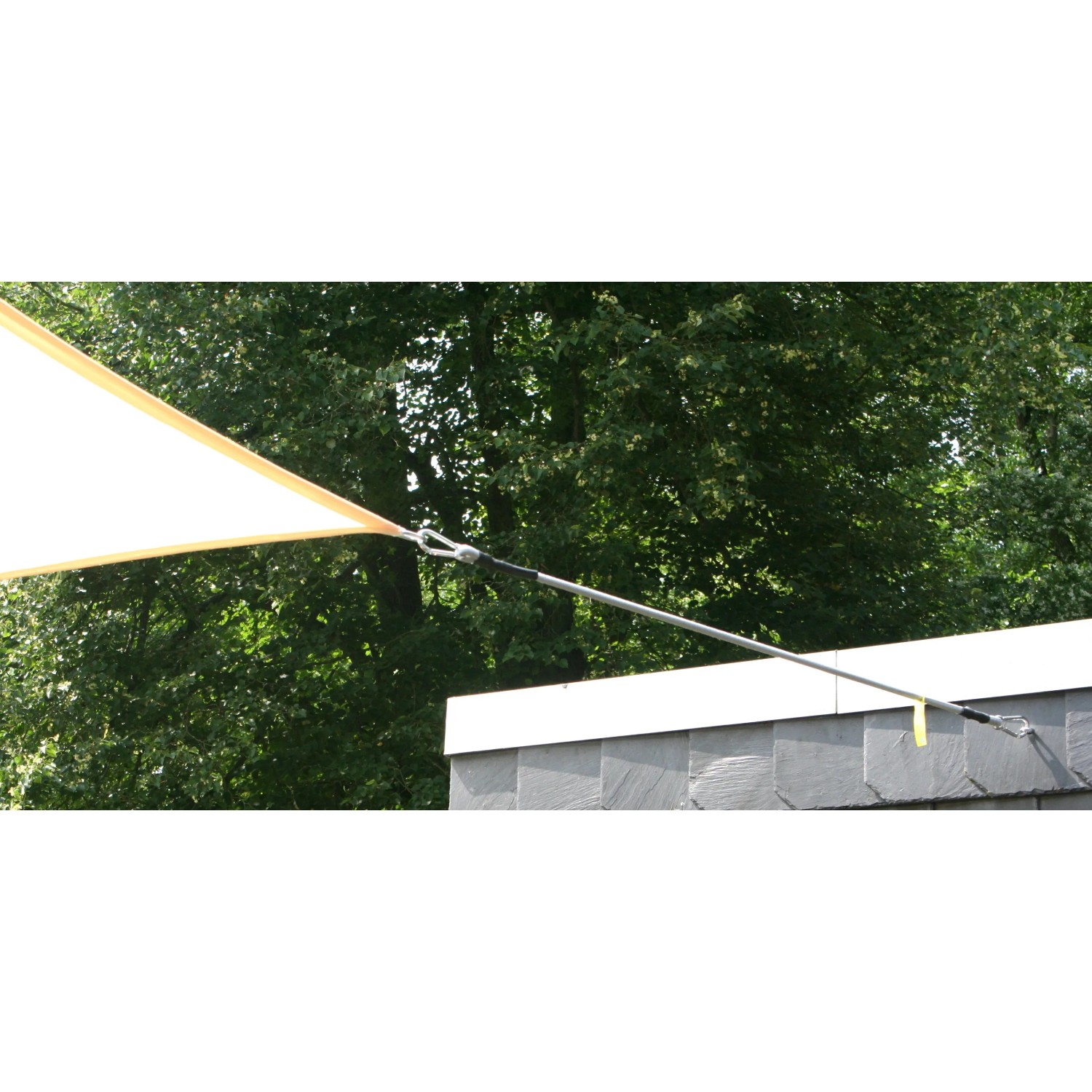Hellgrauer, elastischer Floracord Spanngurt mit Karabinerhaken zur Sonnensegel-Befestigung.