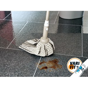 OBI Varifit Wischmopp-Set mit Teleskopstiel und Mikrofaser-Moppkopf reinigt Fleck auf dunklem Fliesenboden.
