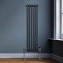 Anthrazitgrauer 3-Säulen Heizkörper (1500x292mm) im traditionellen Design. Ideal für stilvolle Wärme.