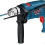 Blaue Bosch Professional GSB 13 RE Schlagbohrmaschine mit Bohrer und Zusatzhandgriff.