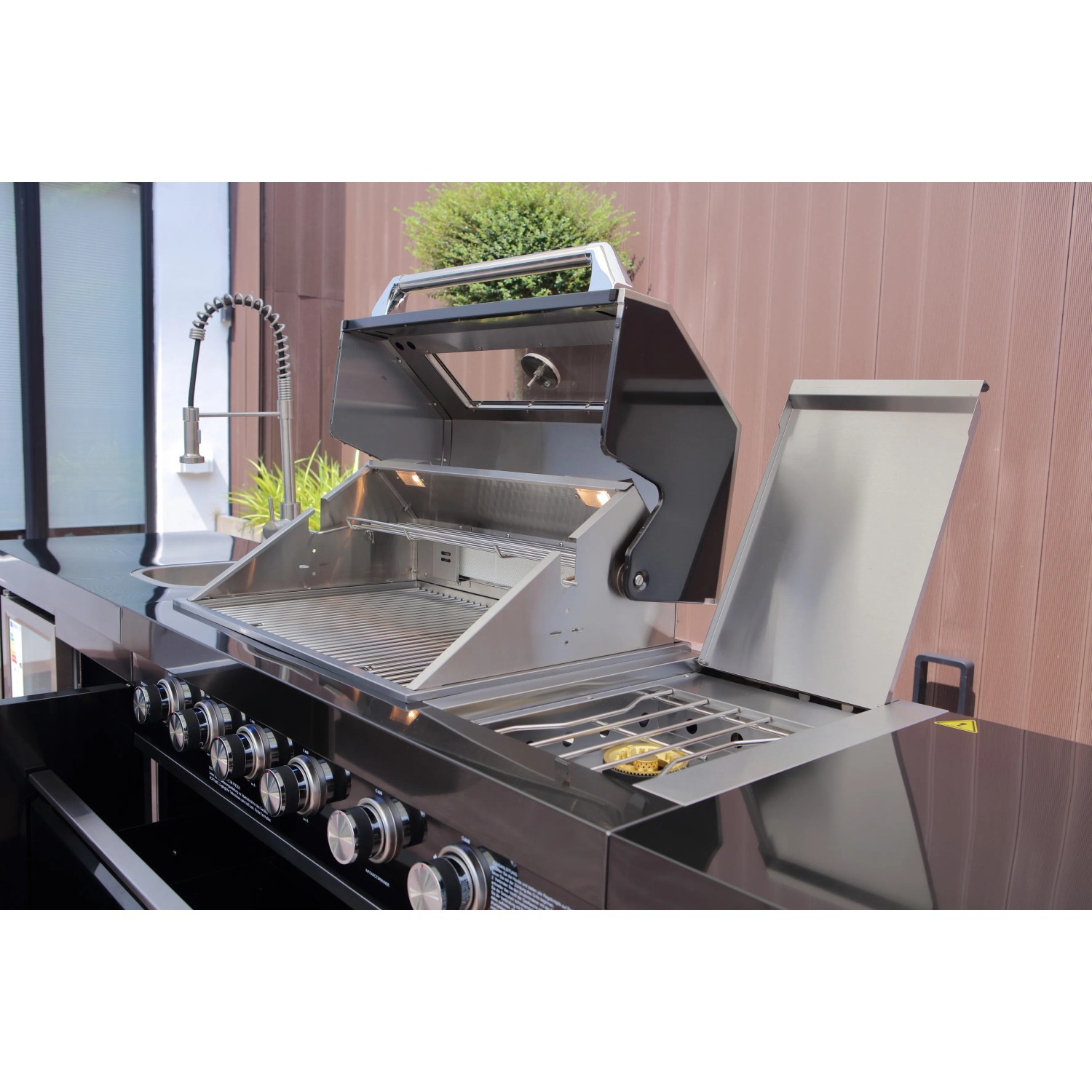Buschbeck Outdoorküche Cambridge mit Grill, Spüle und Seitenbrenner. Moderne Stahlküche für den Garten.