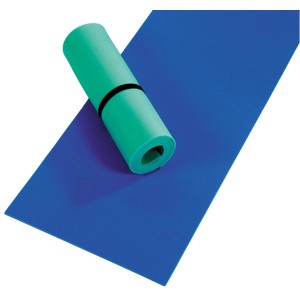Blaue PE-Liegematte, 180x50 cm, mit gerollter, grüner Isomatte für Camping & Outdoor.