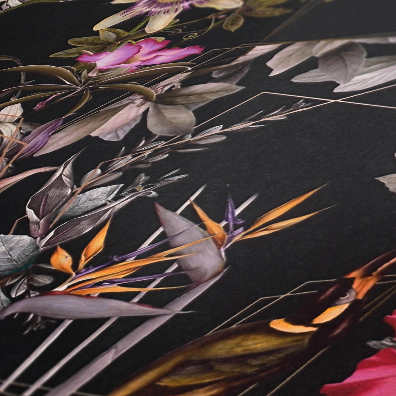 PROFHOME Blumen Tapete mit floralem Muster in Schwarz, Orange, Grün und Rosa.