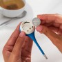 Energizer CR2032 Knopfzelle wird in ein digitales Thermometer eingesetzt.
