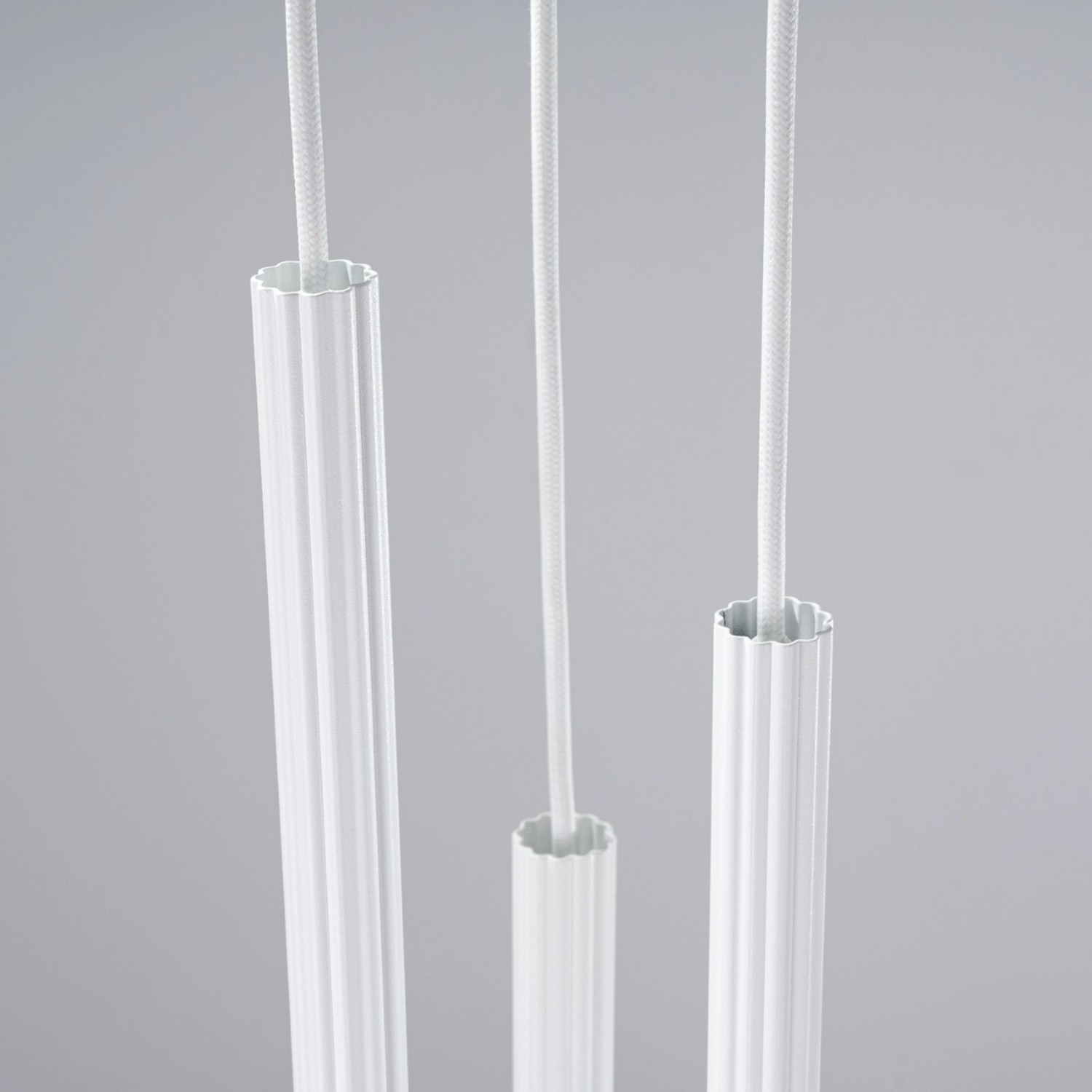 Weiße Sollux Lighting Pendelleuchte Arche 3P mit drei Röhren und Kabeln.