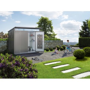 Biohort Metall-Gerätehaus AvantGarde ECO Gr. A1, quarzgrau-metallic, mit geöffneter Doppeltür im Garten.