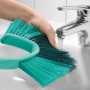 Leifheit Dusty Wand- und Deckenbesen Handgerät unter Wasserhahn im Waschbecken.