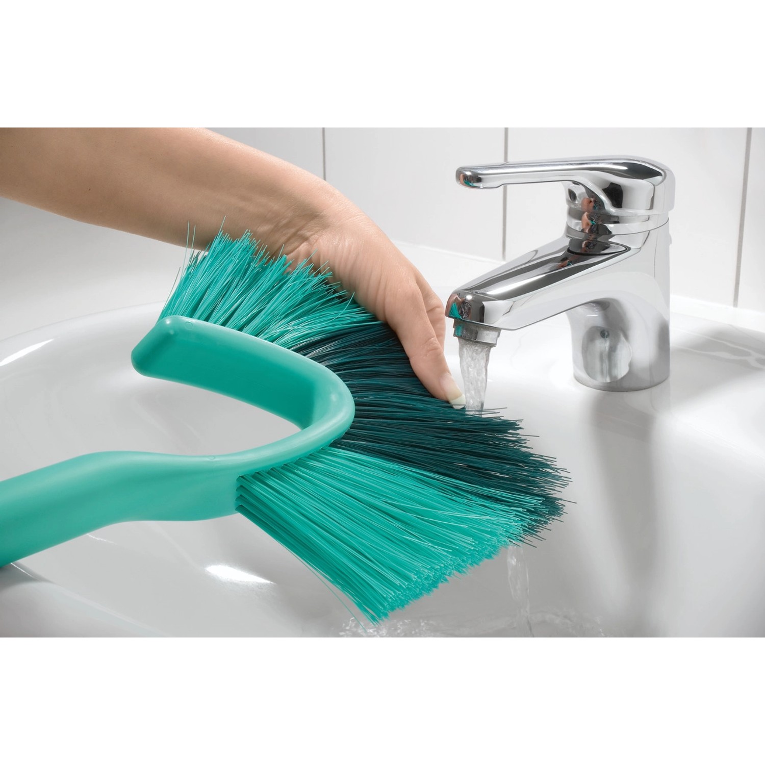 Leifheit Dusty Wand- und Deckenbesen Handgerät unter Wasserhahn im Waschbecken.