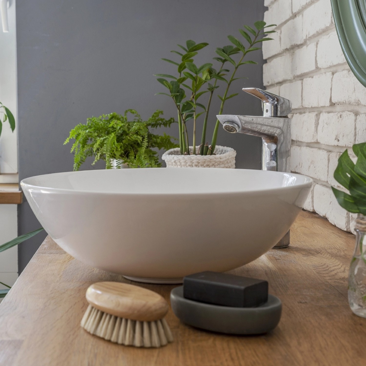 Rundes, weißes ECD Germany Aufsatzwaschbecken aus Keramik (320x135mm) im Badezimmer.