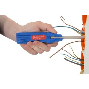 WEICON Stripper No. 100 Zange in Aktion: Abisolieren eines Kabels in einer Wanddose.