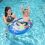 Kind im blauen Bestway Schlauchboot Kiddie Raft mit Fenster im Pool, begleitet von einer Frau.