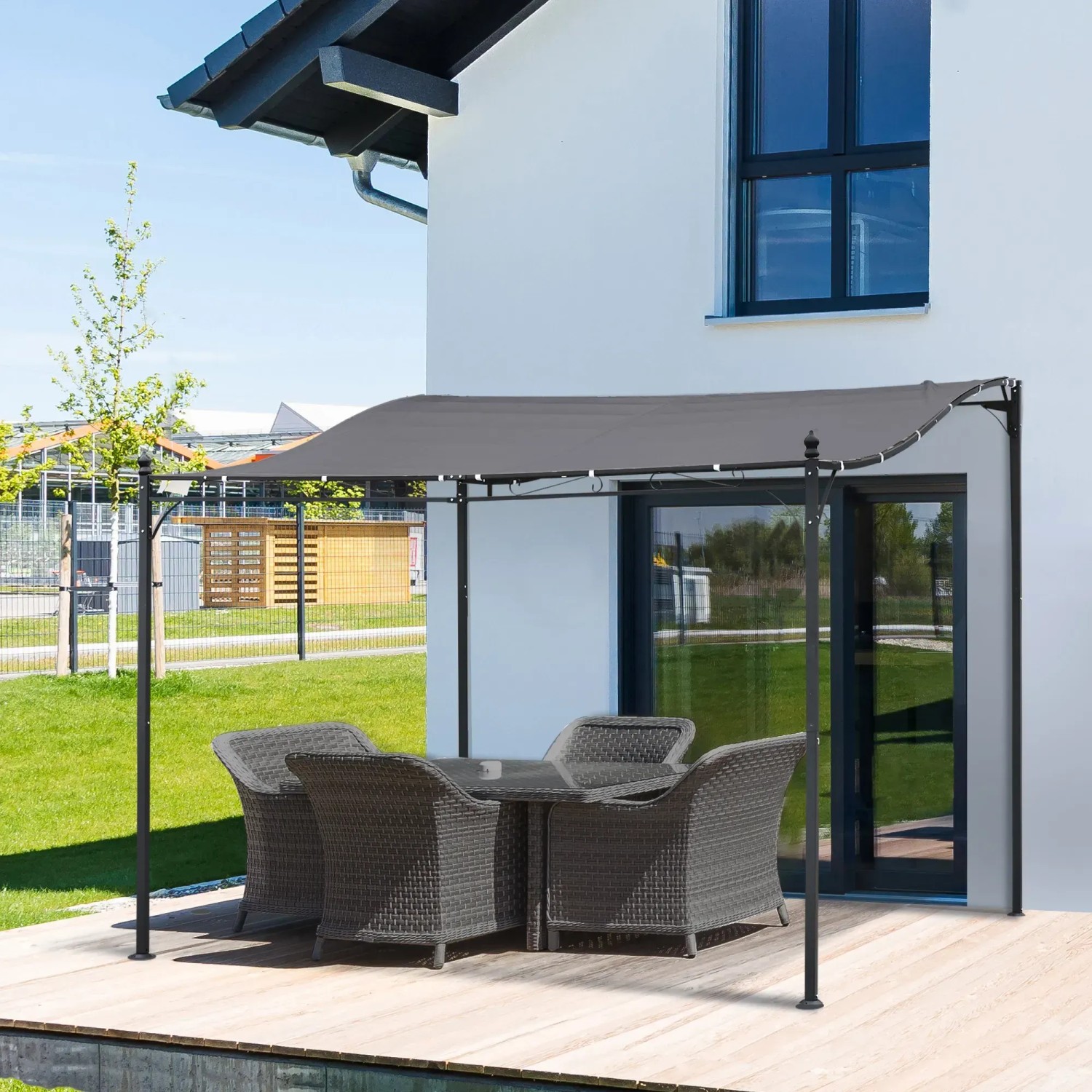 Graue Outsunny Pergola Gazebo aus Metall und Polyester, 297x297 cm, an Hauswand montiert.