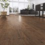 Verlegter Laminatboden Comfort Toscana Flair in Altholzstruktur, 7 mm Stärke, im Wohnraum.