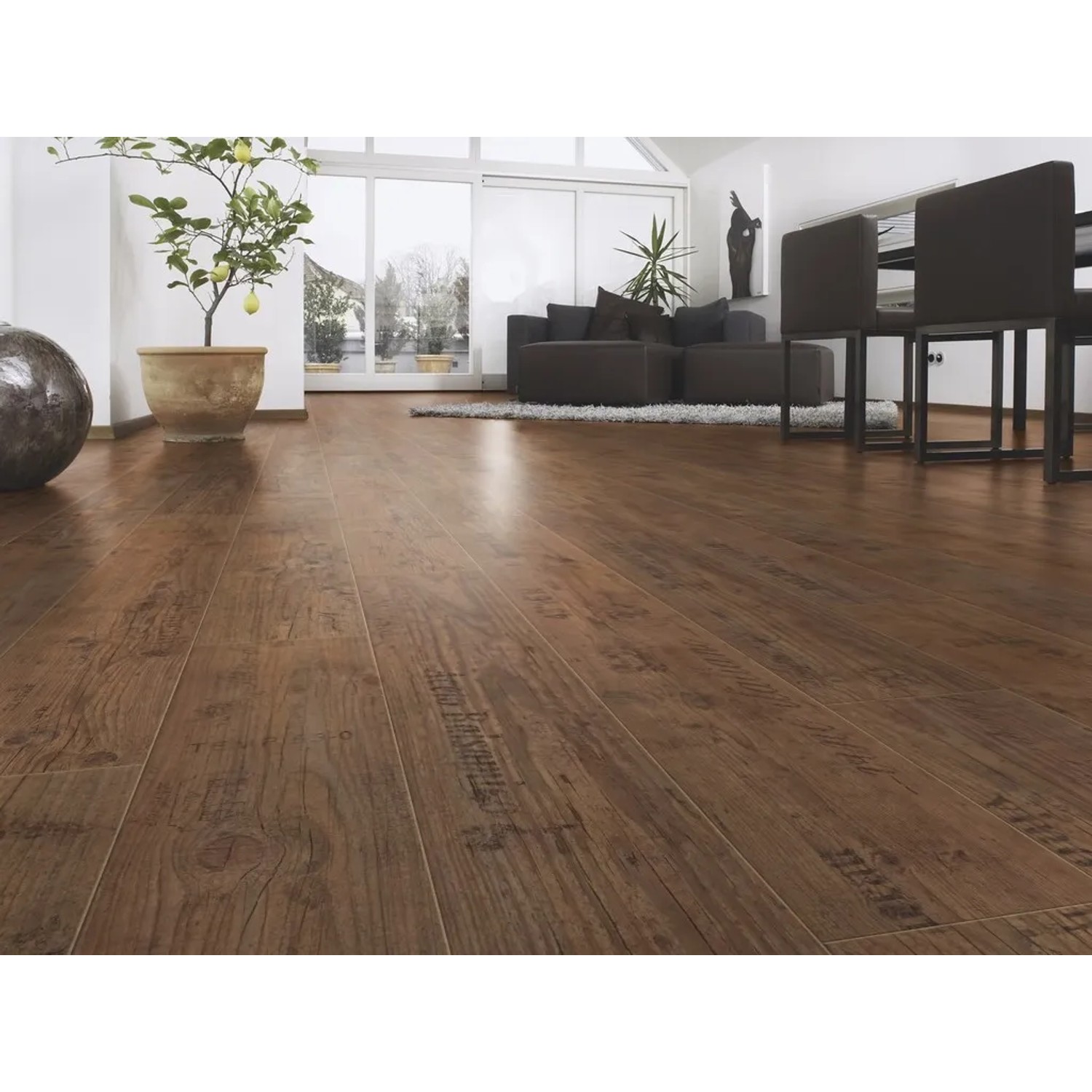 Verlegter Laminatboden Comfort Toscana Flair in Altholzstruktur, 7 mm Stärke, im Wohnraum.