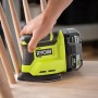 Ryobi Akku-Delta-Vibrationsschleifer RPS18-0 beim Schleifen eines Holzstuhls.