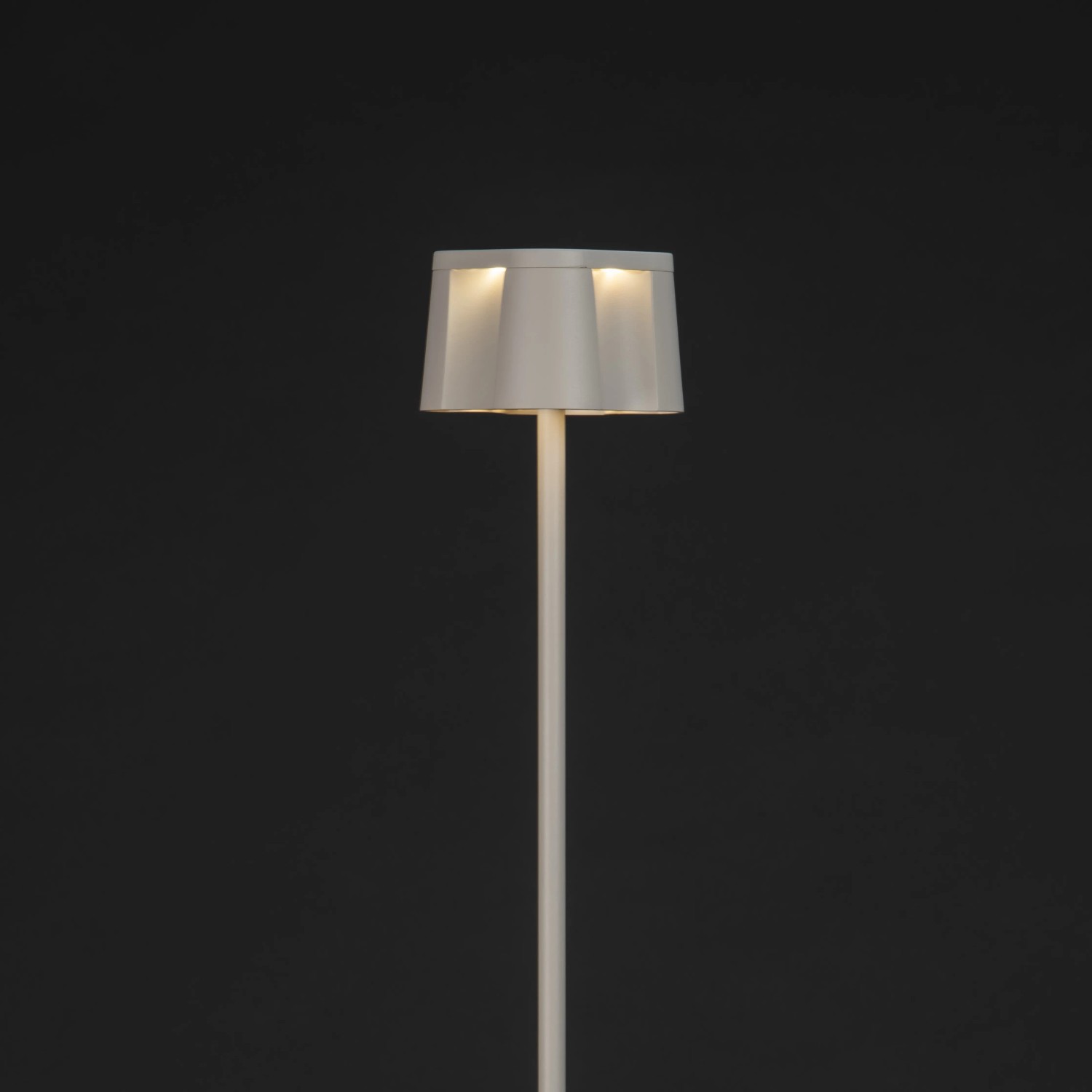 Weiße Konstsmide LED Stehleuchte Nice mit USB, 120cm, für Innen- und Außenbereich.