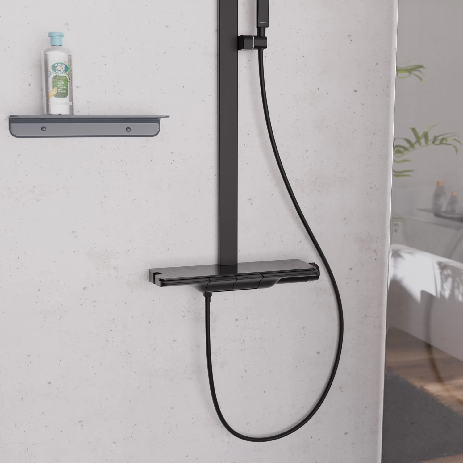 Schwarzer Schütte Brauseschlauch aus Kunststoff, 200 cm lang, an einer Duscharmatur befestigt.