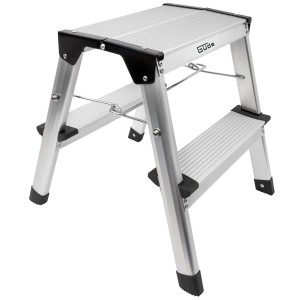 Aluminium Trittleiter GAT 2S mit zwei Stufen und rutschfesten Füßen.