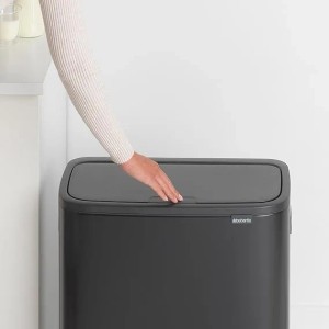 Schwarzer PROREGAL Abfallsammler mit Touch-Öffnung, 2x30 Liter.