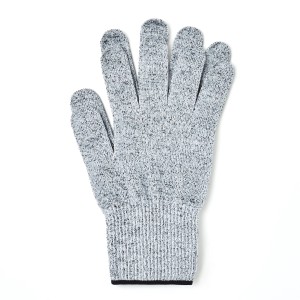 Grauer Handschuh aus dem Mova Reinigungs-Kit für Mähroboter.