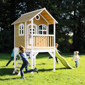 Axi Spielhaus Laura mit Rutsche, braun/weiß, 318x272x191cm, FSC®-zertifiziert. Kinder spielen im Garten.