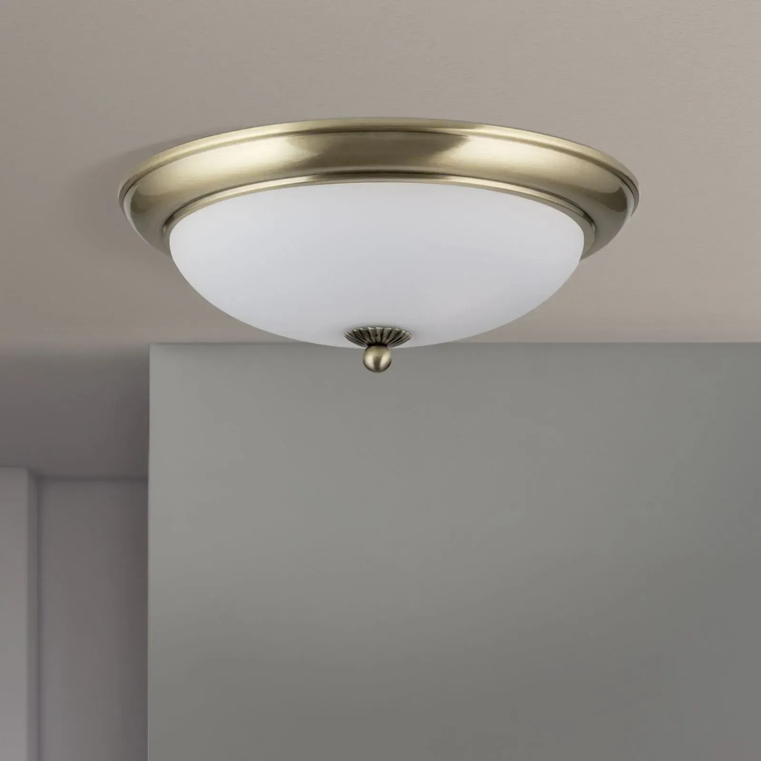 Antike Orion Deckenleuchte Empira, Ø 35cm, mit mattiertem Glas und antikem Metallrahmen.