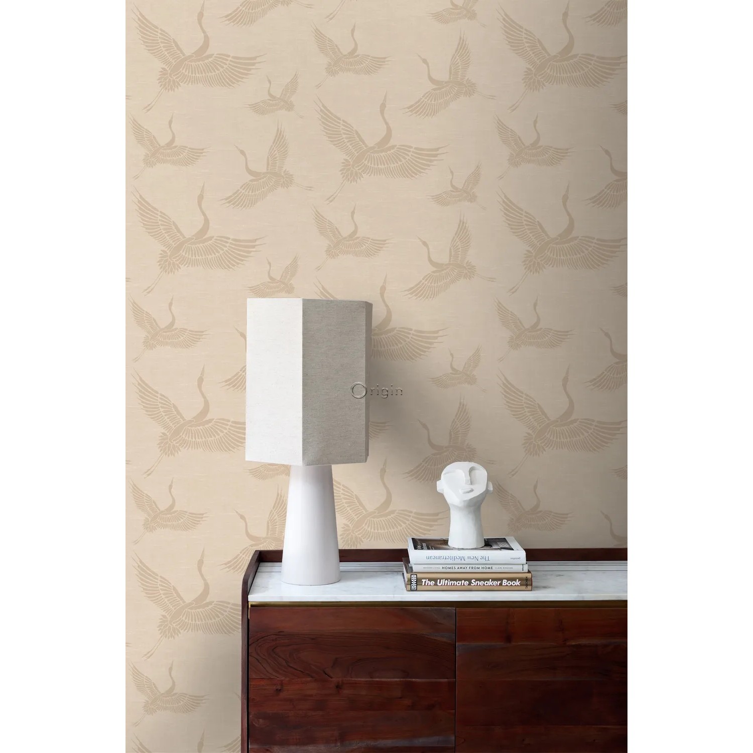 Beige Vliestapete mit fliegenden Kranichen, Leinenoptik. Dekorative Wandgestaltung für Wohnräume.