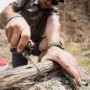 Gerber Multi-Tool Truss im Einsatz: Mann sägt Holz mit der Säge des Multitools.