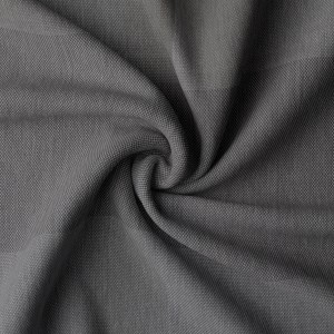 Detailaufnahme des grauen, verdunkelnden Bricoflor Vorhangs Galdin Stripe mit verdeckten Schlaufen.