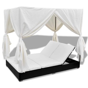Schwarzes Outdoor-Loungebett mit Vorhang und weißen Kissen aus Polyrattan.