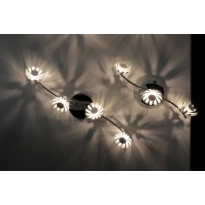 3-flammige LED-Deckenleuchte Bloom-Spots in Silber mit floralem Design. Dekorative Lampe für Wohnräume.